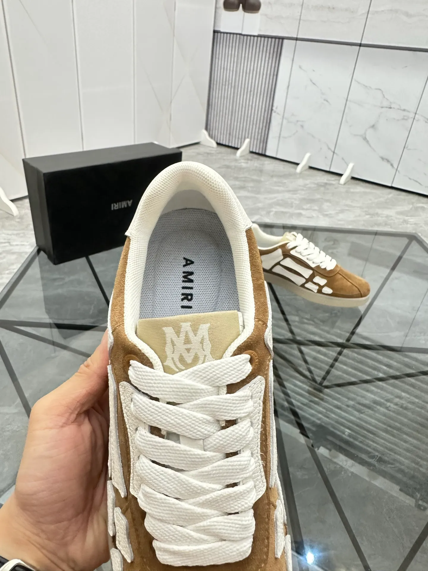 Men's shoes: 💰P420¥ Product trademark: AMIRI* "Amir*" low-top casual shoes Regular size: 38-45 (can be customized to 46) Product material: imported nubuck leather upper, breathable lining, original outsole. Number: 001